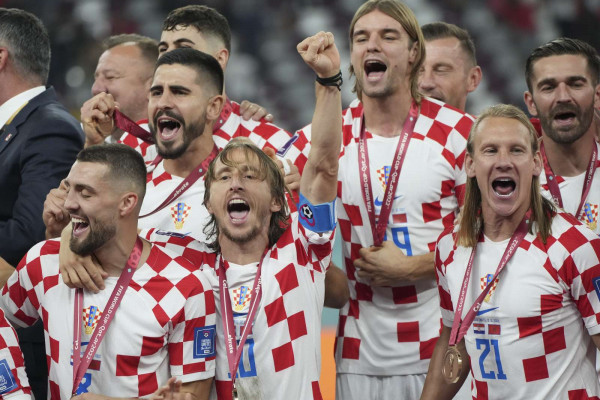 Zvonovi v čast ognjenim, redovnice pred samostanom vrtele navijaške pesmi #video